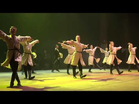 უკრაინელი მოცეკვავეები ქართულ ცეკვას ასრულებენ